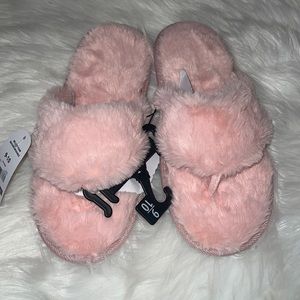 New pink furry slippers- Size 9/10